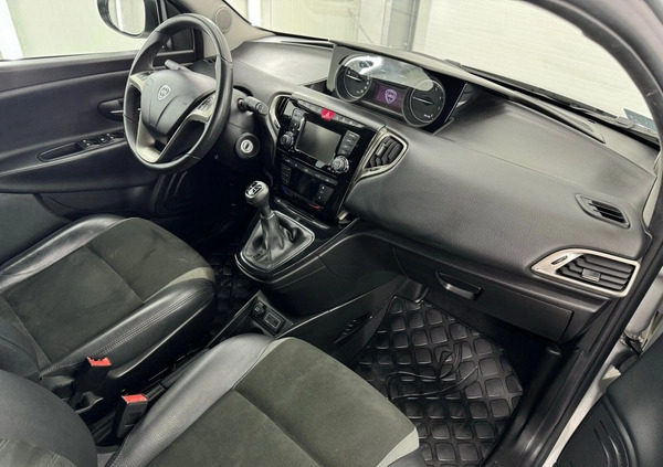 Lancia Ypsilon cena 35900 przebieg: 41162, rok produkcji 2016 z Andrychów małe 254